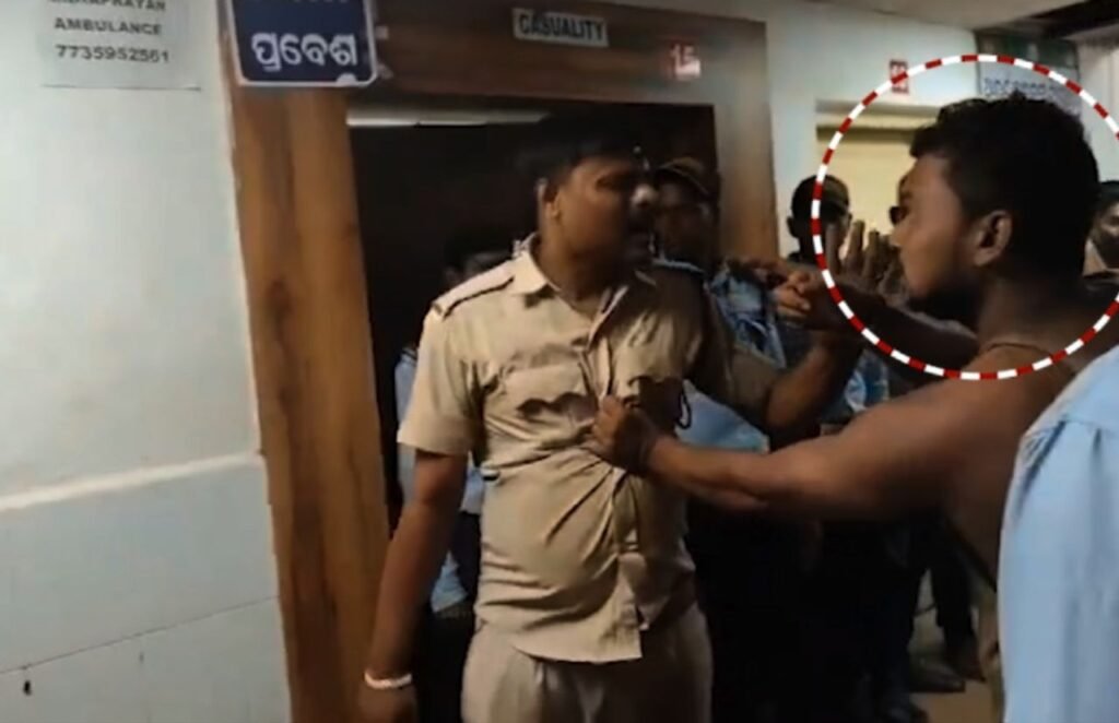 Drunken youths assault on-duty police personnel in Odisha; video goes viral